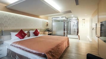 Standard Double Room | Bathroom | Free toiletries, hair dryer, slippers, towels