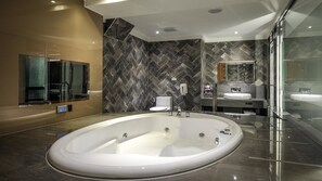 Elite-herbergi með tvíbreiðu rúmi | Baðherbergi | Snyrtivörur án endurgjalds, hárblásari, inniskór, handklæði