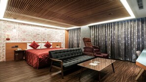 Habitación Deluxe doble | Escritorio, cortinas opacas, camas supletorias y wifi gratis