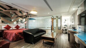 Deluxe-herbergi með tvíbreiðu rúmi | Skrifborð, myrkratjöld/-gardínur, aukarúm, ókeypis þráðlaus nettenging