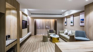 Luxury Suite | Living area | 50-inch LCD TV with premium TV channels, TV - Atour Hotel Shuangshan  Baimai Spring (Jinan)