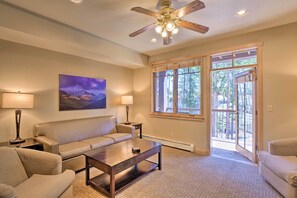 Een smart-tv, een open haard en een dvd-speler