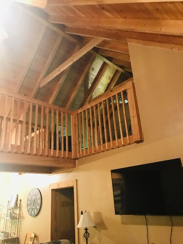 Laura's Hideaway on savuinen Mt-helmi - yksinäinen, mutta lähellä kaikkia toimia!