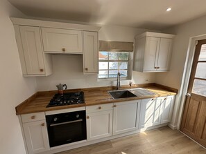 Kjøleskap, ovn, kokeplater og kaffetrakter/tekoker