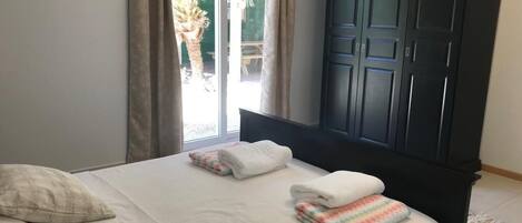 3 slaapkamers, een strijkplank/strijkijzer, wifi, beddengoed