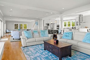 Una televisión, una chimenea, libros