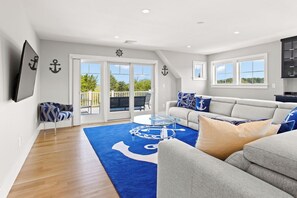 TV, fireplace, books - Quivett Compound 419-B  Magnificent Mansion, Privacy, Pool, Water Views in Brewster (Brewster)