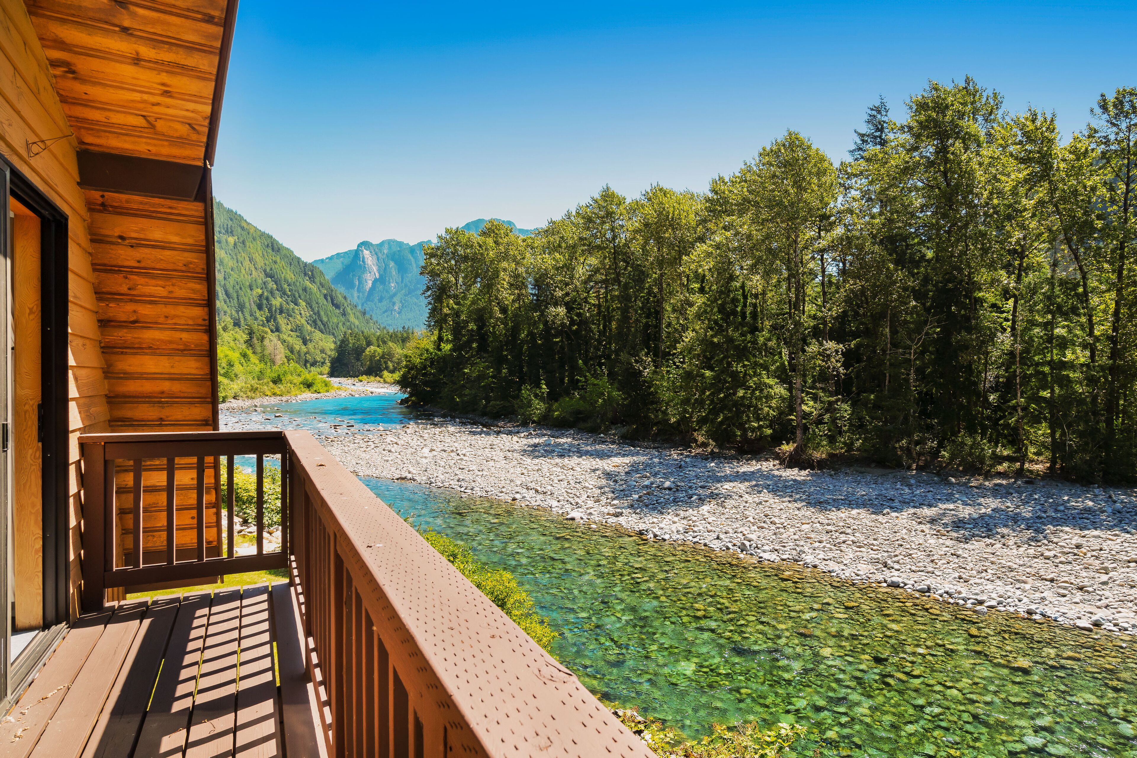 Lovely dog-friendly home on banks of the Skykomish river w/mountain views