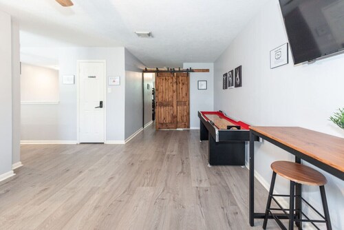 Stylish 7-BR w Pool & Spa 20 Mins Downtown