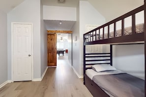 7 sovrum, skrivbord, strykjärn/strykbräda och resesäng