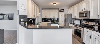 Spacious 7BR Houston Home w Heated Pool, Spa, Game Room & Dining for 14