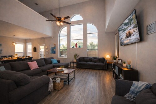 Large 7BR Houston Oasis w/ Pool, Hot Tub & BBQ