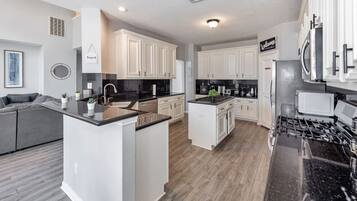 Køleskab, mikrobølgeovn, ovn, kogeplade