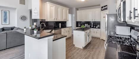 Refrigerador, microondas, horno, placa de cocina