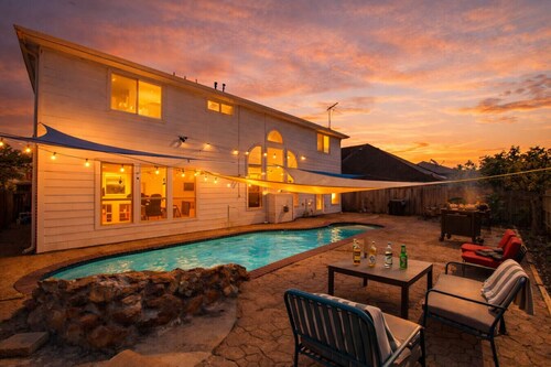 Large 7BR Houston Oasis w/ Pool, Hot Tub & BBQ