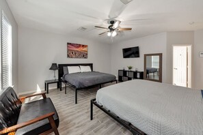7 habitaciones, escritorio y tabla de planchar con plancha 