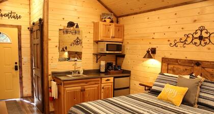 "Treehouse" Cozy Retreat for 2 Near Yellowstone!