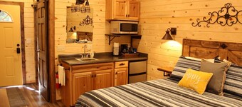 "Treehouse" Cozy Retreat for 2 Near Yellowstone!