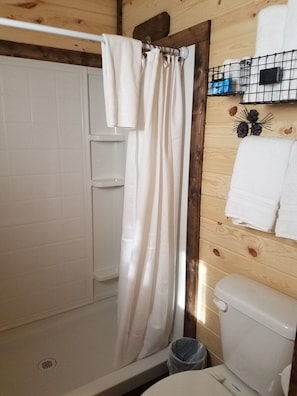 Dusj, hårføner, håndklær og såpe