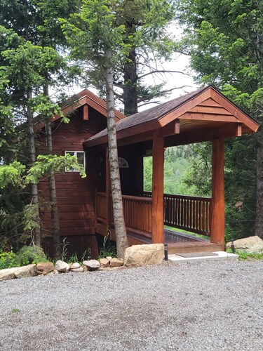 "Treehouse" Cozy Retreat for 2 Near Yellowstone!