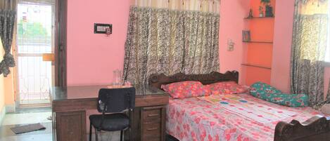 1 slaapkamer, een strijkplank/strijkijzer, wifi