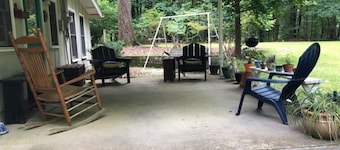 Charming cottage in wooded location
