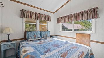 1 bedroom, desk, iron/ironing board, WiFi