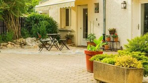 Terrace/patio - Gite Litsdeslys (Saint-Romain-de-Jalionas)