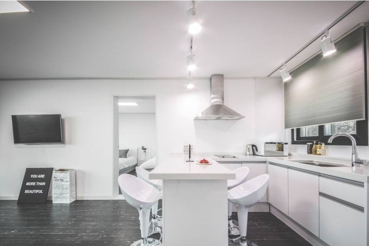 suite, 2 bedrooms | private kitchenette | fridge, microwave, stovetop, electric kettle