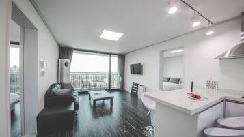 Suite, 2 kamar tidur | Area keluarga | TV layar datar dan lantai berpemanas