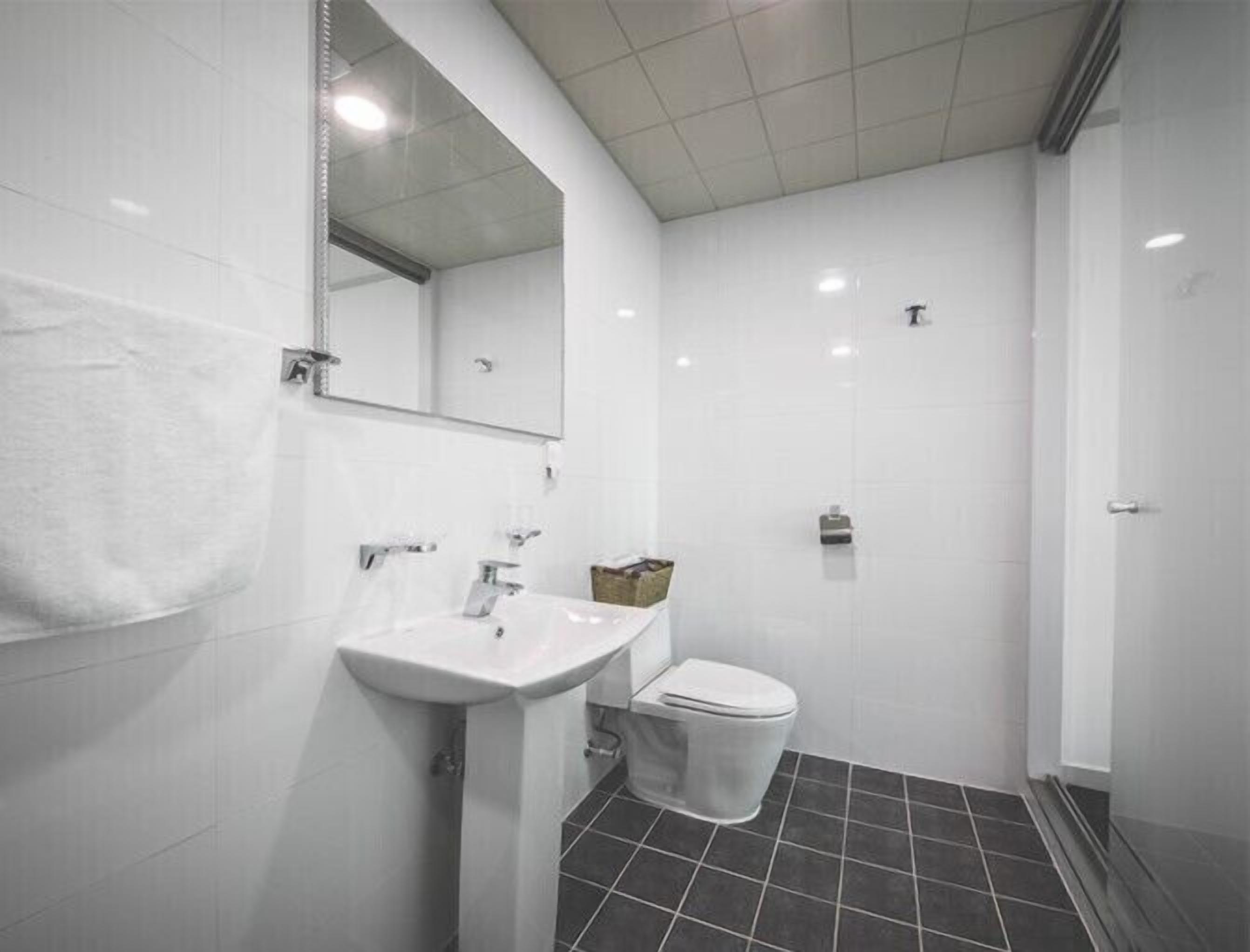 suite, 2 bedrooms | bathroom | free toiletries, hair dryer, soap, shampoo