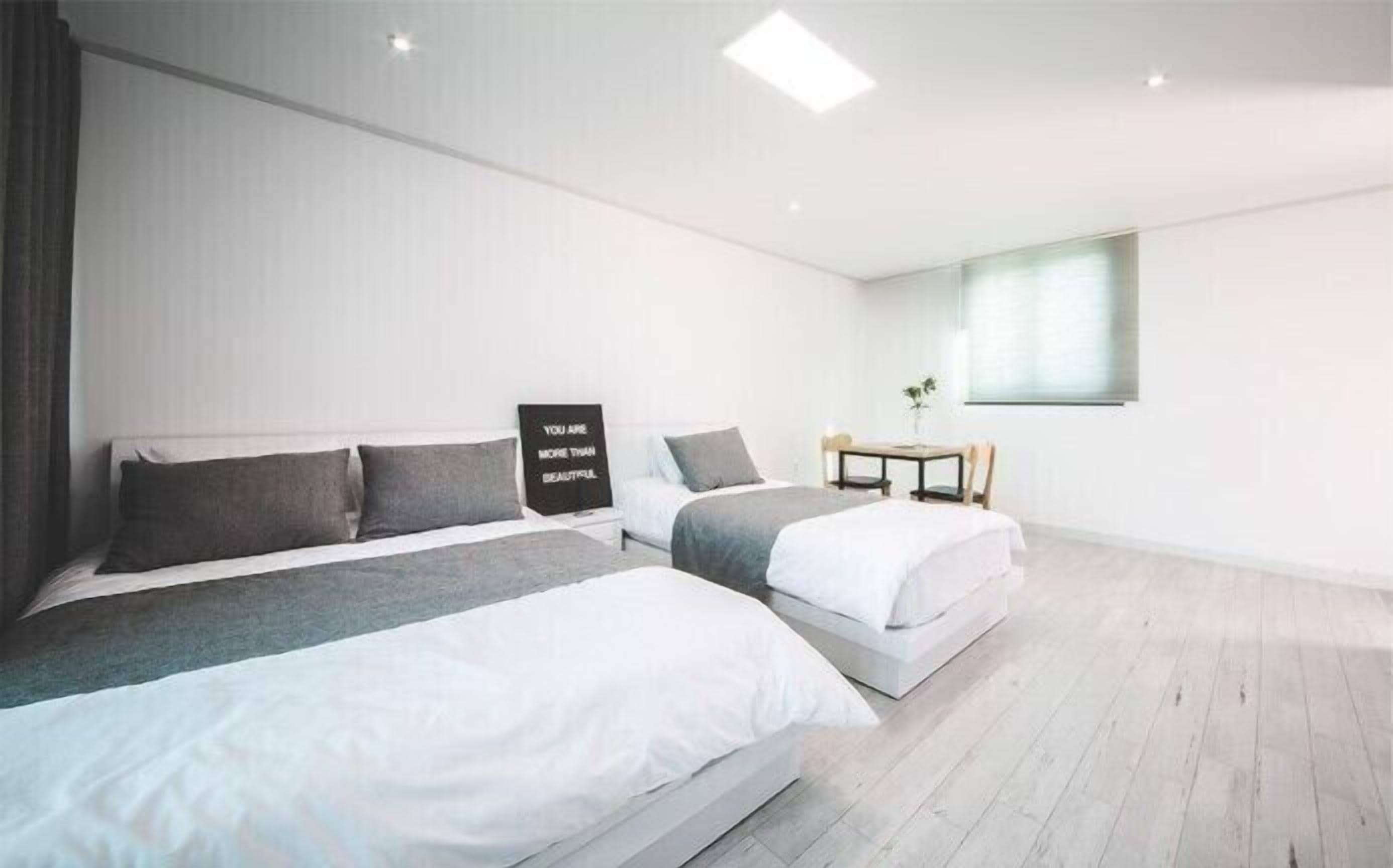 basic studio | desk, free wifi, bed sheets