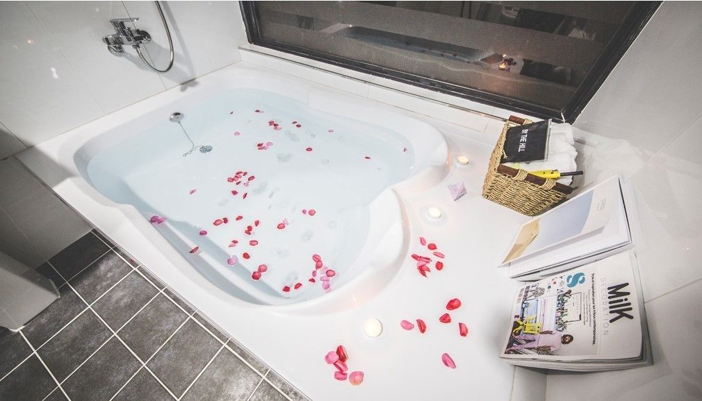 basic studio | deep-soaking bathtub