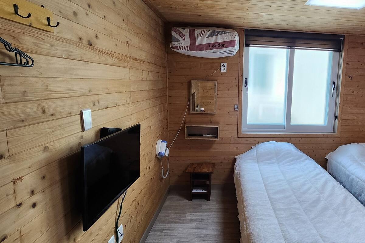 Standaard studio (205) | Verduisterende gordijnen, gratis wifi, beddengoed