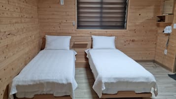 Basic Studio (101) | 1 bedroom, blackout drapes, free WiFi, bed sheets