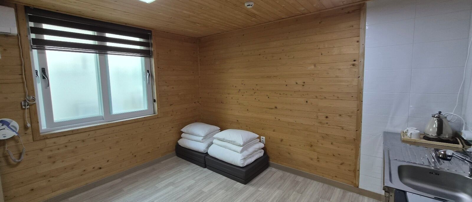 Standaard studio (204) | Badkamer | Een douche, gratis toiletartikelen, een haardroger, handdoeken