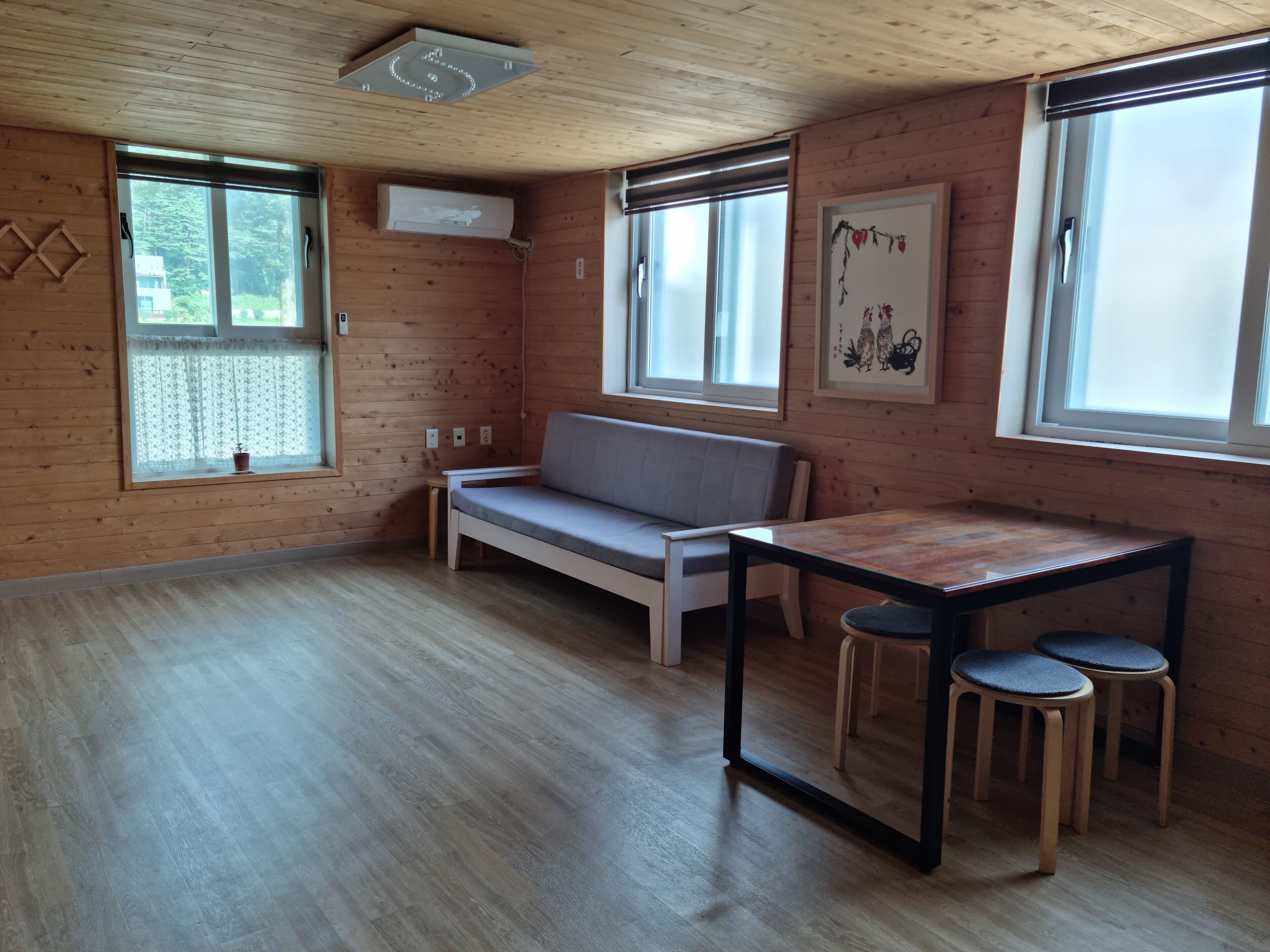 Family Room (102) | Blackout curtains, free WiFi, bed sheets