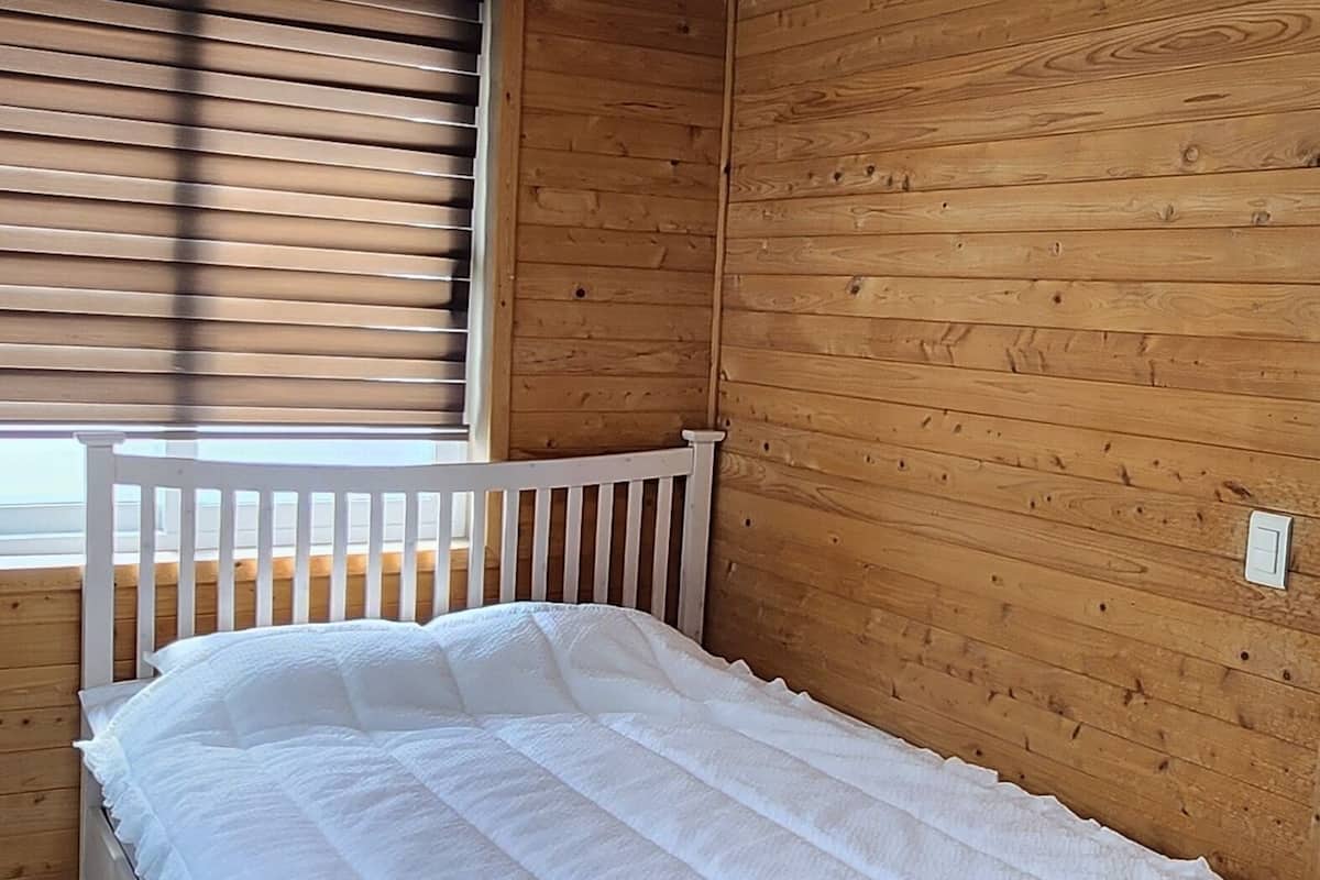 Monolocale Basic (201) | 1 camera, tende oscuranti, Wi-Fi gratuito, lenzuola