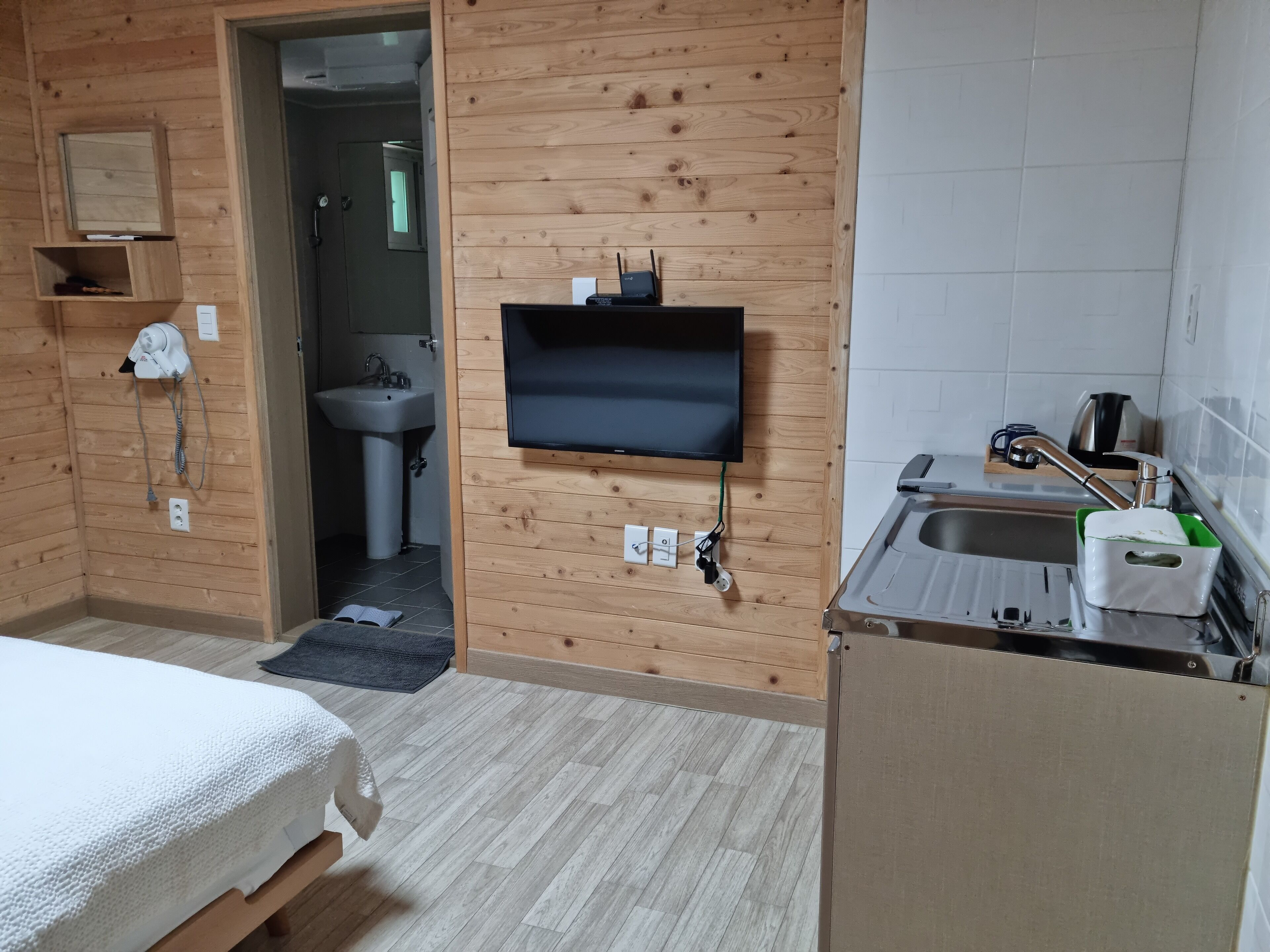 Estudio básico (101) | Cortinas opacas, wifi gratis, ropa de cama