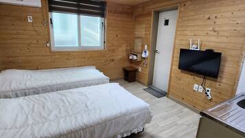 Basic Studio (101) | Blackout drapes, free WiFi, bed sheets