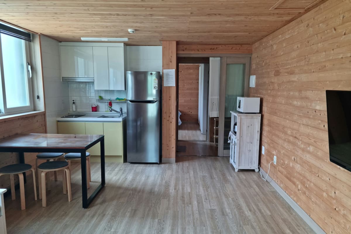 Camera familiare (102) | 1 camera, tende oscuranti, Wi-Fi gratuito, lenzuola