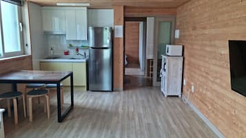 Family Room (102) | 1 bedroom, blackout drapes, free WiFi, bed sheets