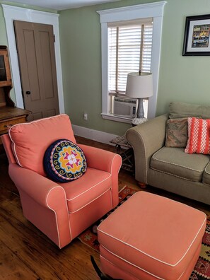 Smart TV, books - Cripple Cove Apartment in historic home across from harbour in Gloucester, MA (Gloucester)