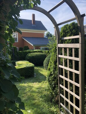 Property grounds - Cripple Cove Apartment in historic home across from harbour in Gloucester, MA (Gloucester)