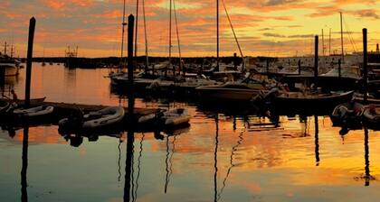 Cripple Cove Apartment in historic home across from harbour in Gloucester, MA