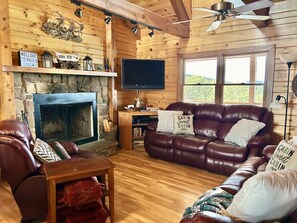 Téléviseur connecté, foyer, lecteur de DVD, table de ping-pong