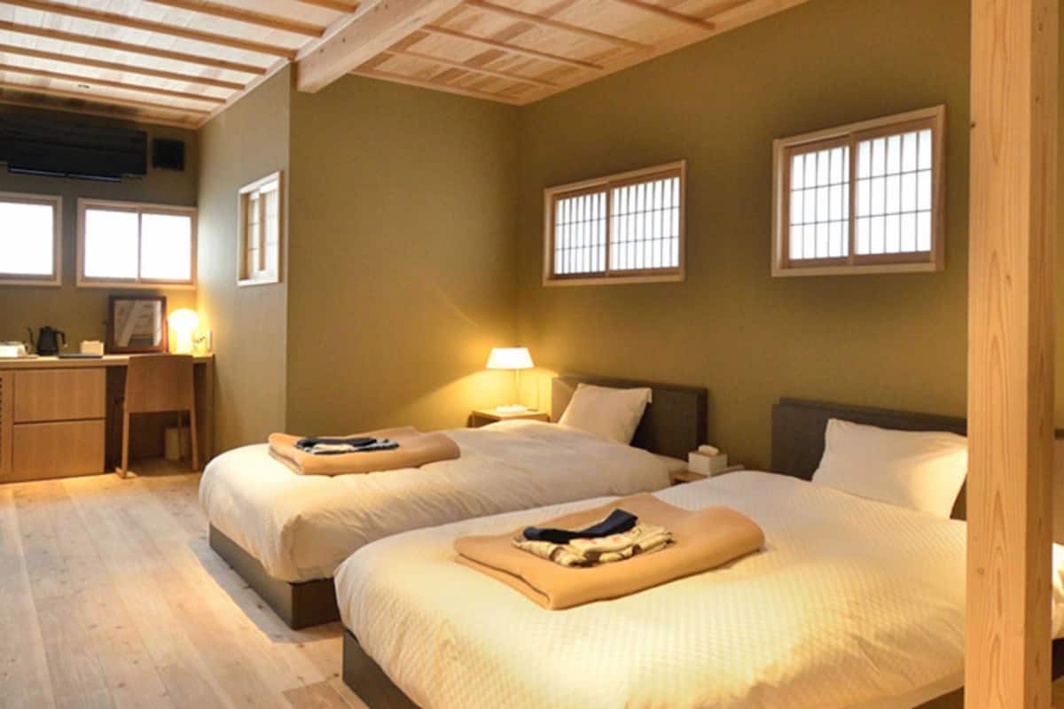 Grand Twin Room | Peti besi dalam bilik, dihias secara berasingan