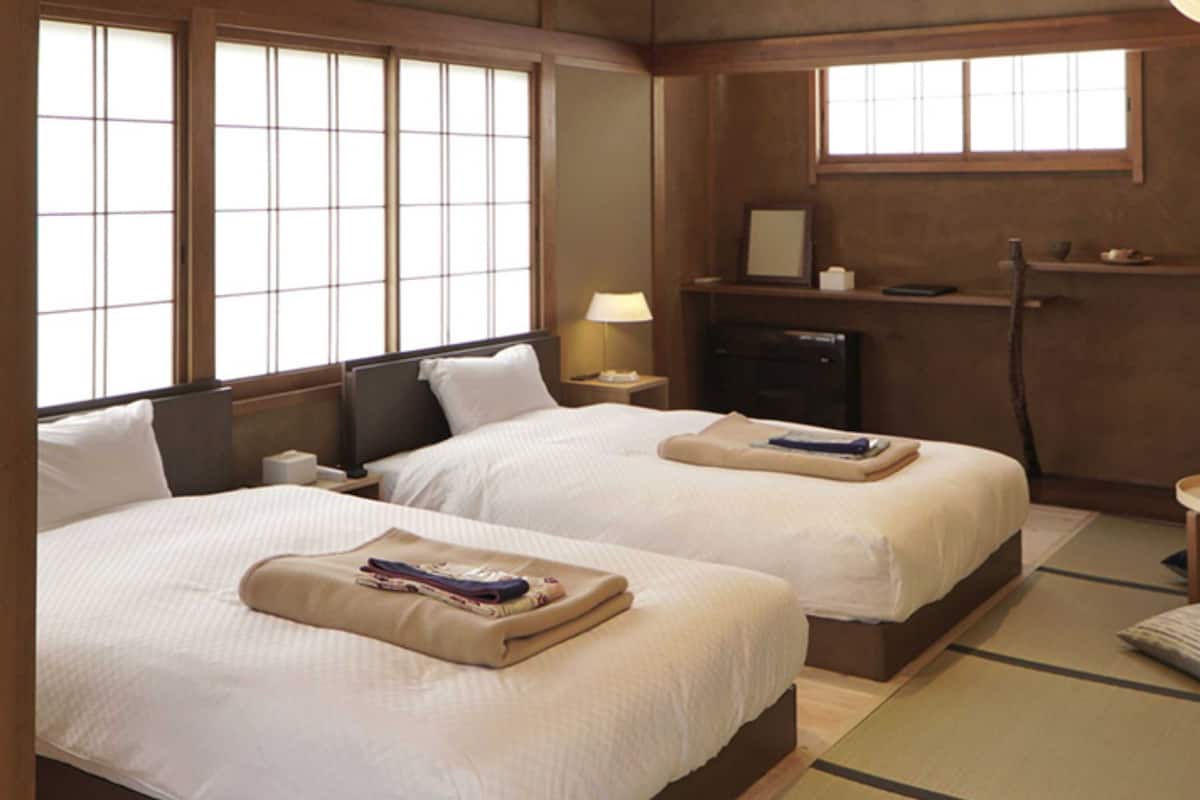 Grand Twin Room | Peti besi dalam bilik, dihias secara berasingan
