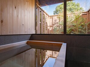 Quarto premier | Banheiro | Banheira e chuveiro separados, produtos de toalete grátis