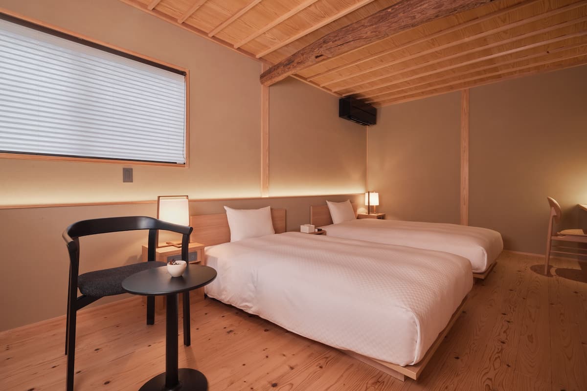Grand Twin Room | Peti besi dalam bilik, dihias secara berasingan